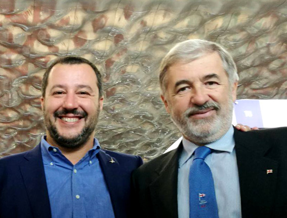 Matteo Salvini con il sindaco di Genova Marco Bucci, entrambi nel mirino dei centri sociali