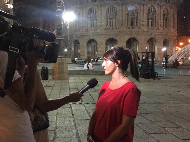 Francesca Corso intervistata in piazza De Ferrari, foto tratta dal suo profilo Facebook
